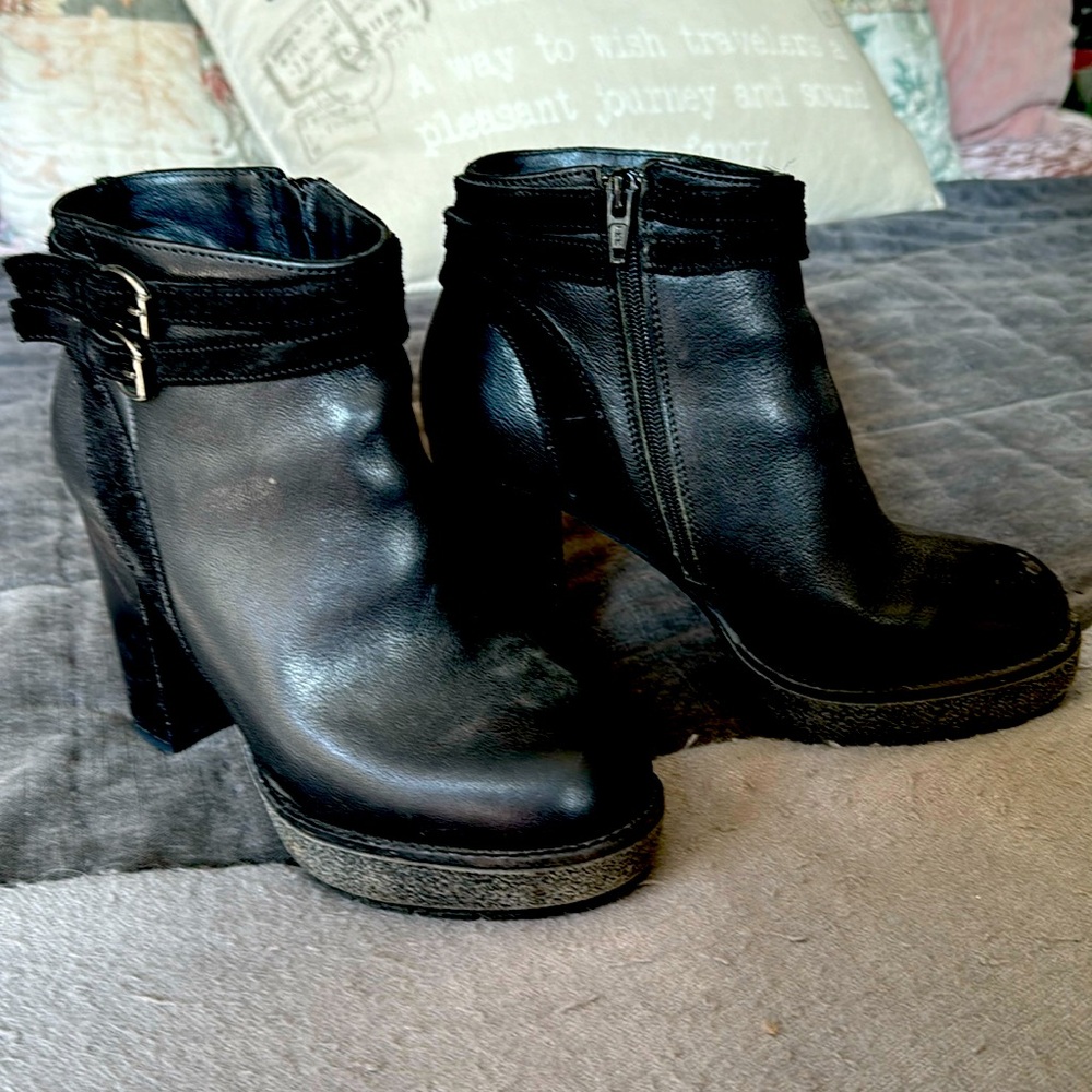 Manas booties